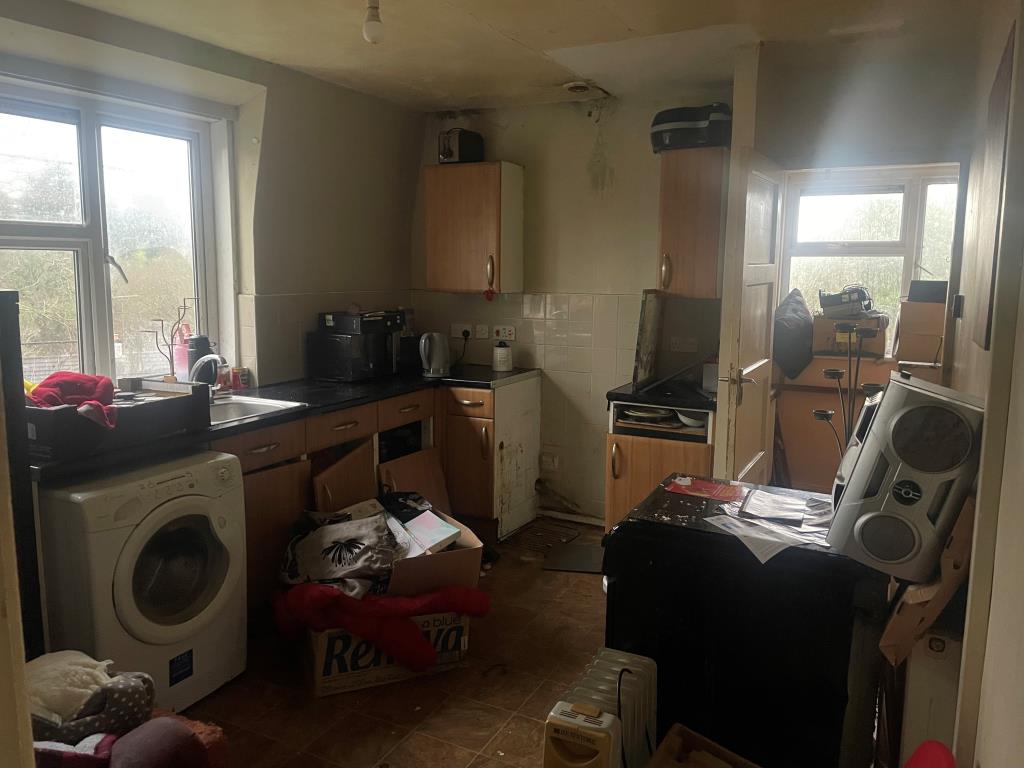 Lot: 110 - PROPERTY ARRANGED AS TWO FLATS - Kitchen for 12 Trevose Road